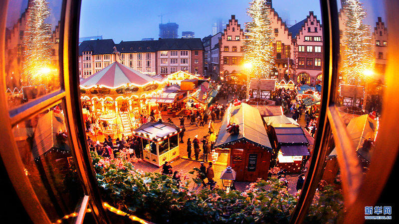12月8日，德国法兰克福市场灯火璀璨。