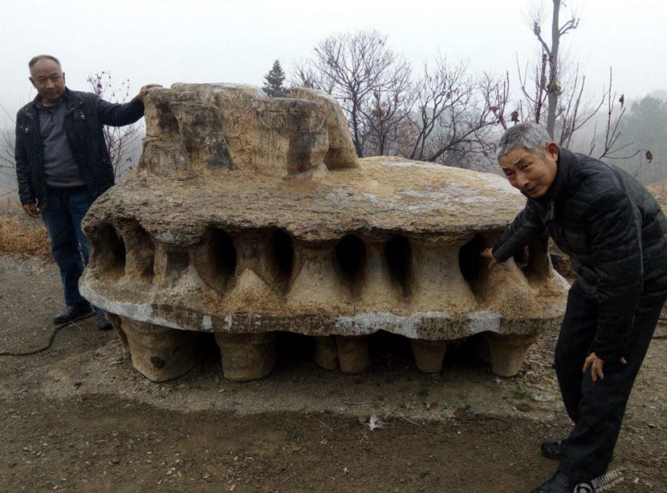 　　湖北襄阳，保康县村民夏长军在深山无意发现一块酷似“外星飞碟”的奇石，有人出价10万元，被他拒绝了。