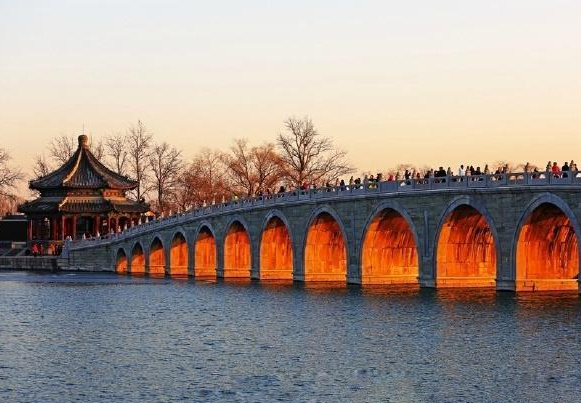 　　12月27日傍晚时分，北京颐和园十七孔桥附近人山人海，他们有的是来看美景，有的则是专门来拍美景的。当天，颐和园十七孔桥重现“金光穿洞”奇观，落日的余晖将十七孔桥的所有17个孔洞全部照亮，金碧辉煌，让人振奋。