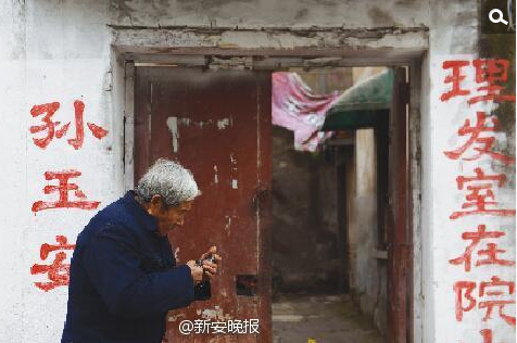 　　26日上午，安徽阜阳80岁的全国劳模孙玉安外出理发，回家后发现家中被盗，包括全国劳模、省劳模等五枚奖章不见了。