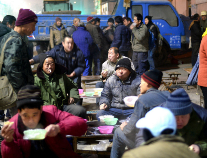 　　冬季建筑工地用工量大幅减少，每当有雇主前来招人，农民工都蜂拥而上，寻找就业的机会，平时早上6点多有一半以上的人找到了工作，而现在只有三分之一。为了增加农民工的就业途径，辖区办事处设置了免费的中介服务中心，为农民工提供长期工作，而前来求职的并不多，多数担心长期工会出现拖欠工资难讨要的情况。