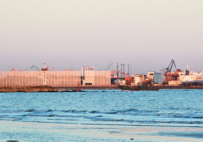 　　2016年12月27日，在秦皇岛港二公司的煤炭装卸作业区域内，一道高23米、长2900多米的防尘网正在施工建设中。