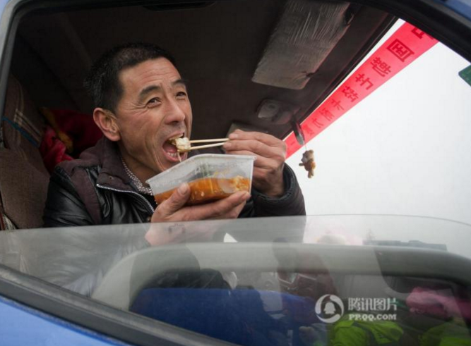 　　司机兴高采烈的品尝免费饭菜。