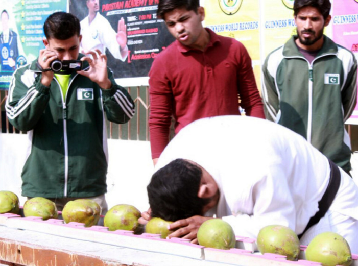 　　巴基斯坦男子用脑袋在一分钟之内敲破43个椰子，成功载入世界纪录大全。