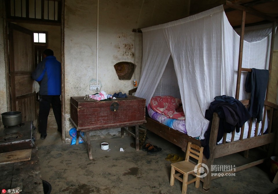 李香红父亲所住的房间也显得十分清贫。