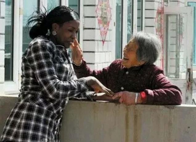 嫁入中国农村的非洲女孩，在和婆婆交谈，婆婆高兴的合不拢嘴。