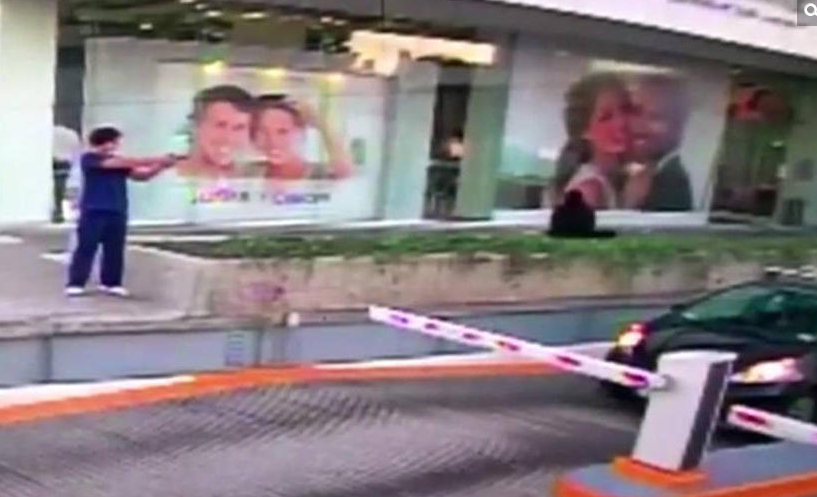 事发于1月6日，美国驻墨西哥领事馆在facebook上发布一个视频，显示身穿蓝衣的枪手在一个购物中心的停车场外等候，向目标汽车开枪后逃之夭夭??。图为男子枪击美国驻墨西哥大使瞬间。