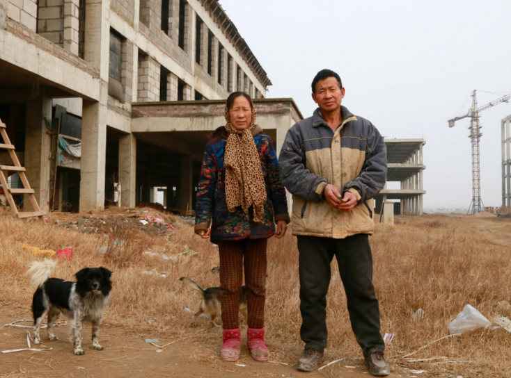 　　河南郑州，位于中牟县国家农业公园的烂尾楼里，一对年过半百的夫妻苦守，被施工方拖欠近20万工资至今未结，致使其4年难回老家。
