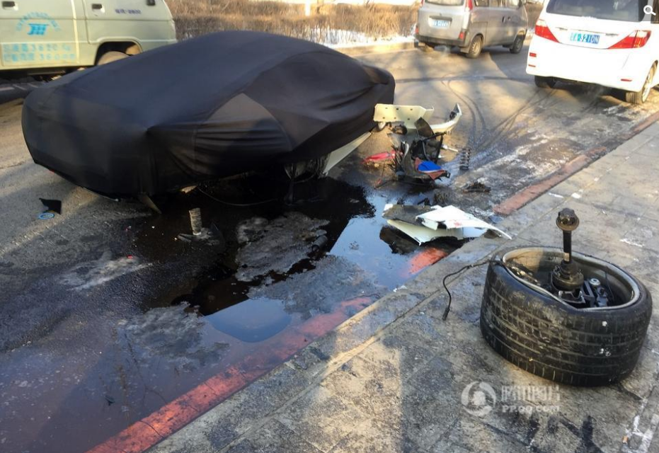 2017年1月11日，沈阳市文艺路一辆兰博基尼撞到路口的信号灯上。
