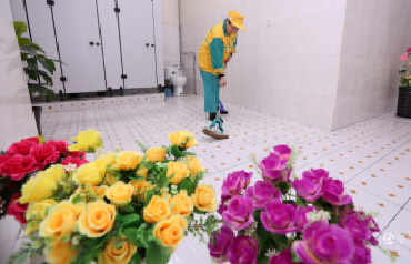西安最美公厕一尘不染 保洁员把厕所当家