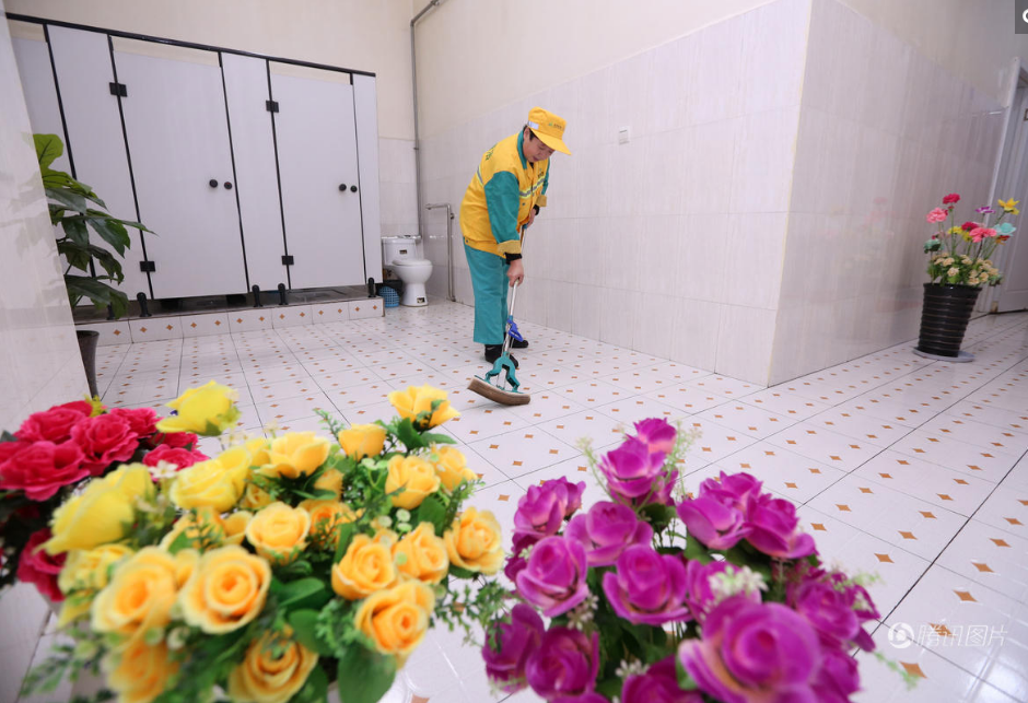 1月13日，西安，今年已经55岁的孙跃荣正在厕所打扫卫生，只要有人如厕过后，孙阿姨就会擦擦这拖拖那的，忙个不停。