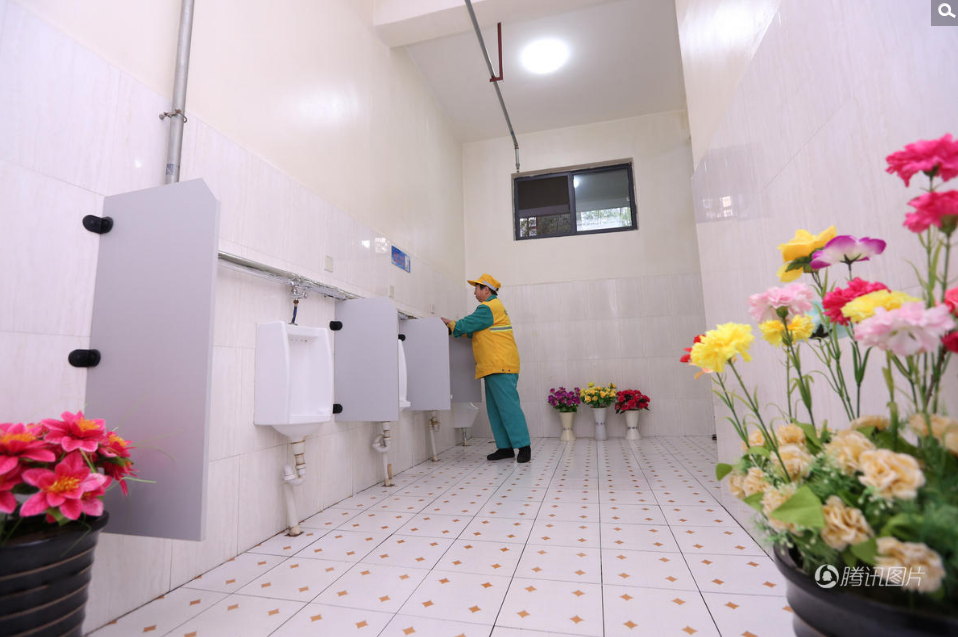 最近孙阿姨打扫的这个厕所被誉为西安最美公厕，这个公厕在西安市北郊，是2012年投入使用的。