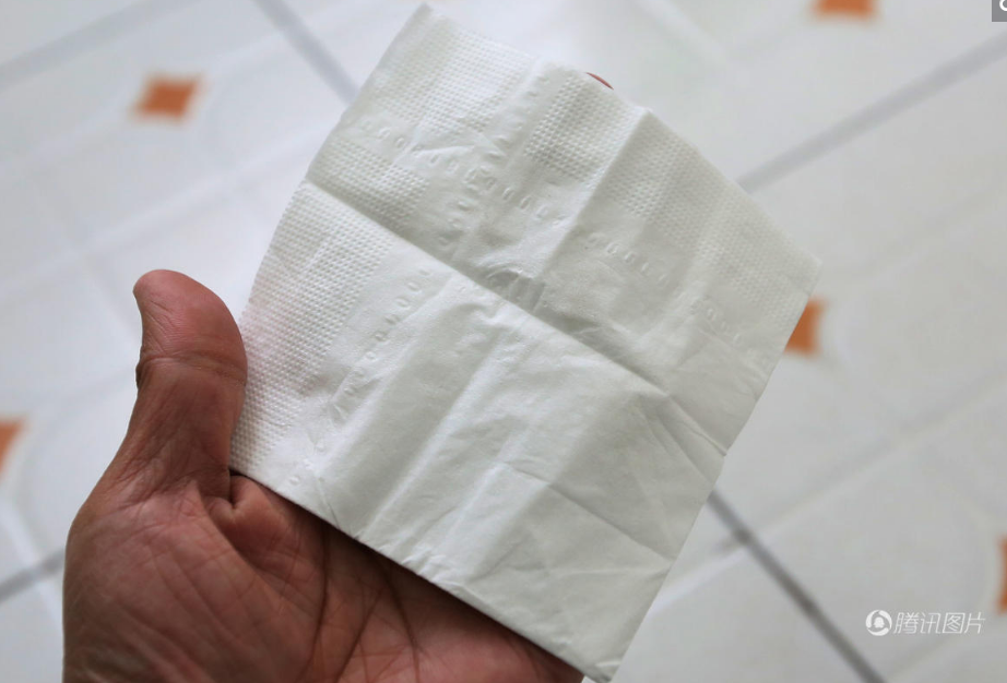 在男厕的地板上，记者拿出干净的纸巾擦拭地板，纸巾就像没用过一样白净。