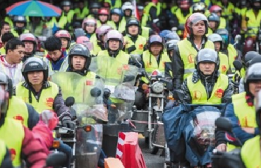 广东摩托车大军返乡 上千“摩骑”排队等待加油