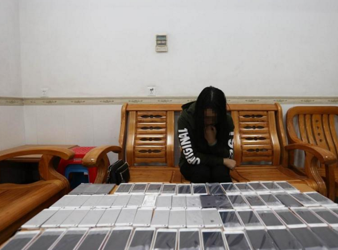 　　女子利用电动车藏匿走私67部苹果手机过关被抓。