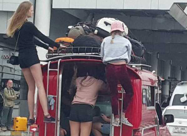 　　2017年1月15日，泰国，清迈有外籍游客爬车被人拍到，引发泰国网民不满，认为此举破坏旅游形象，且有失安全。当地人认为，这些外籍游客的行为非常不合适，并且认为该车辆的司机没有及时做出制止措施。