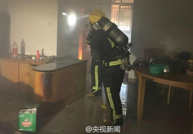 　　近日，江西宜春一5楼住户煤气罐突然着火，户主逃离时却不慎将房门反锁。