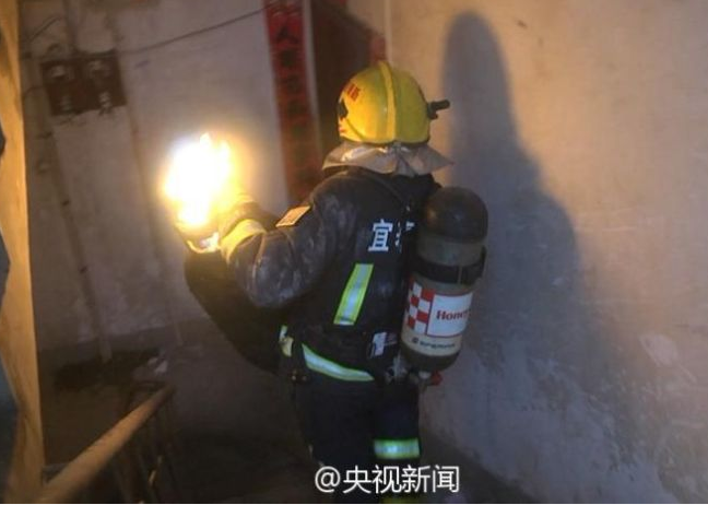 　　灭火时，其中一个煤气罐由于开关烧坏，无法关闭。