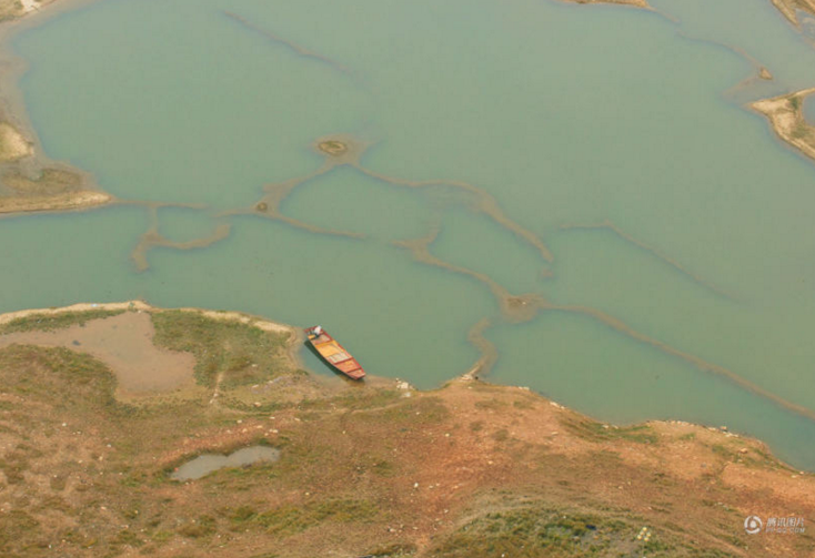 　　日前，鄱阳湖上建大坝的消息再次引爆舆论圈，江西省水利厅在官网发布公告，就鄱阳湖水利枢纽环境影响评价，进行公众参与第一次信息公示。