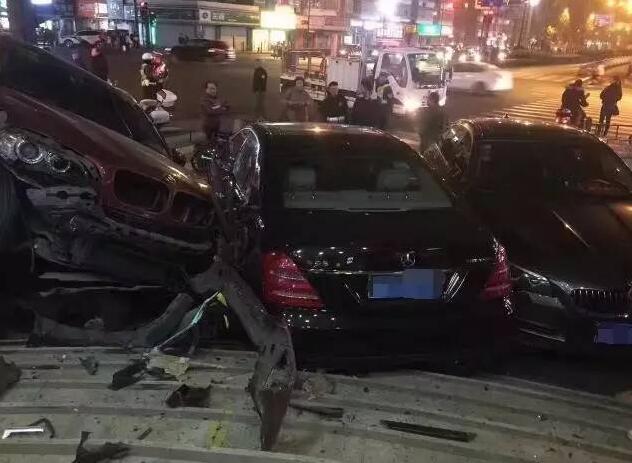 1月21日晚上11点多，杭州不少人的朋友圈被一起多辆豪车相撞的消息刷屏了。从图片上看，发生碰撞的车伤得不轻，两辆大奔两辆宝马，其中暗红色宝马越野车的前保险杠整个掉了下来。
