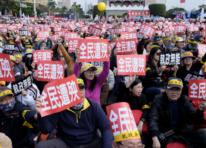 　　当天，数次更改时间、地点的全台年金改革会议终于在台湾当局领导人办公场所内举行。为了阻止抗议群体靠近，周边早就架起了围栏和拒马，警察林立，如临大敌。图为抗议现场。