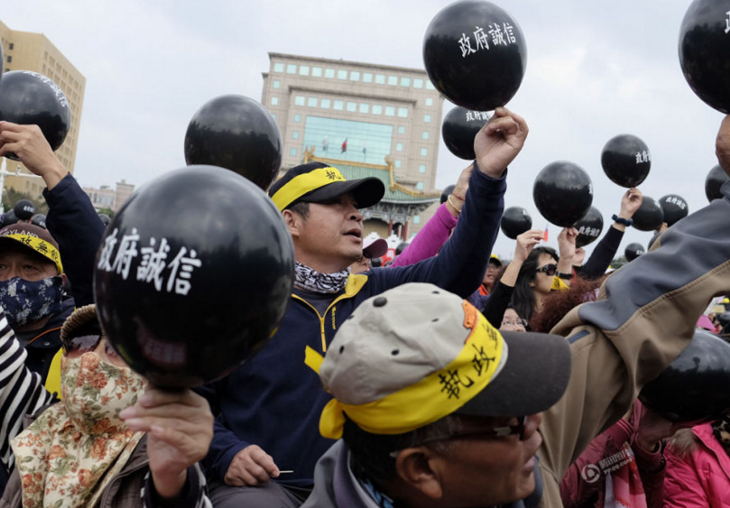 　　22日的抗议现场，台北市一位王姓退休小学教师对记者表示，对于台湾经济发展不前，需要改革年金共体时艰，她赞成，但不能忍受被污名化。图为抗议现场。