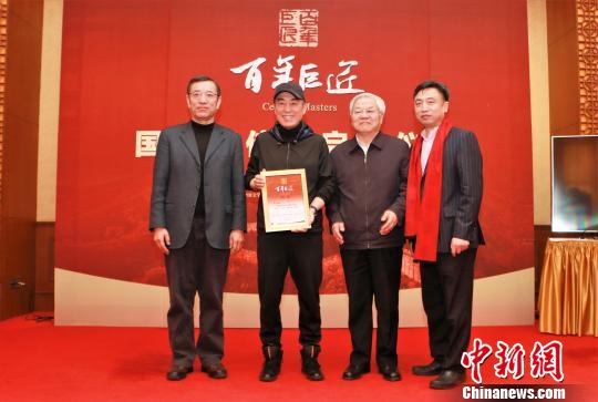 全国政协外事委员会副主任、国家艺术基金理事会理事长、《百年巨匠》总顾问蔡武(右二),中国艺术研究院院长、中国非物质文化遗产保护中心主任、《百年巨匠》出品人连辑(左一),为张艺谋颁发《百年巨匠》国际宣传片总导演聘书。主办方供图
