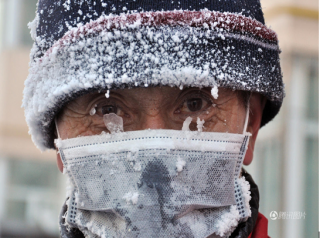 60岁老人零下38度扫马路 眼睛冻上冰渣