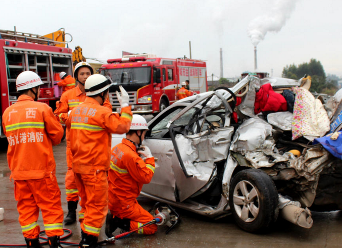 　　广西上思县一辆小车被追尾，导致3人死亡。货车司机肇事后逃逸，事故现场惨烈，小轿车被撞得粉碎。