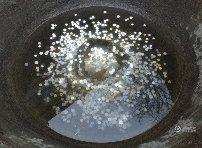 　　寺庙铜缸里的硬币。
