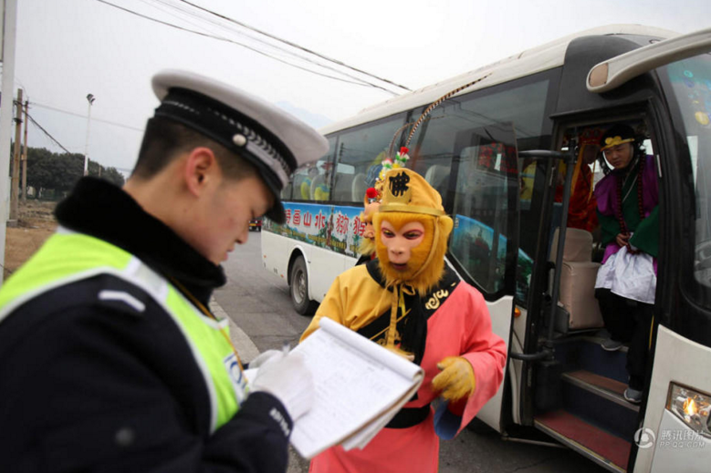 　　2017年2月7日，河南省济源市207国道上，交警在检查点拦下了“孙大圣”驾驶的一辆大巴车，令人更想不到的是，交警上车后，车上居然还坐着一车“妖魔鬼怪”。