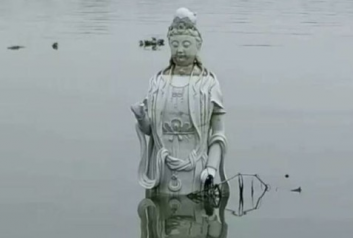 广东揭阳江中现观音像 村民打捞参拜