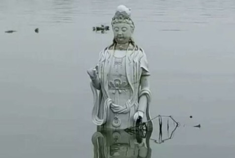 　　广东揭阳空港区的榕江边，2月2日有民众发现江中竟有一尊观音像。该观音像在江中随水漂浮，但一直呈站立姿势，未有沉没或倾侧。