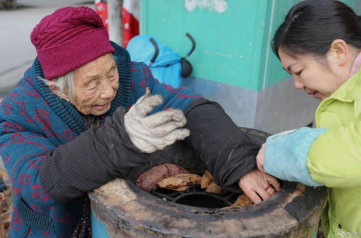 90岁老人卖红薯15年 练摊健身是长寿秘籍