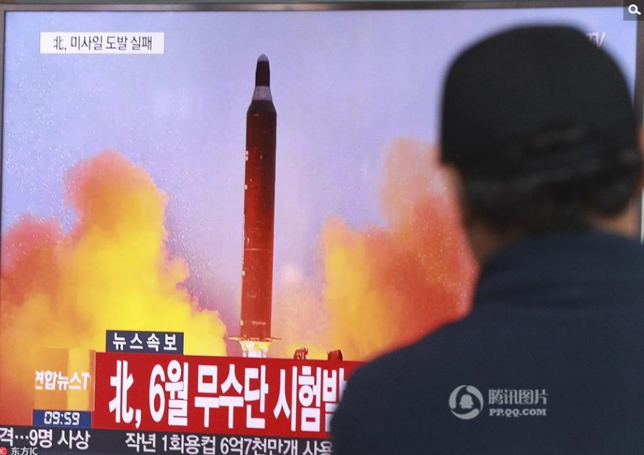 韩联社报道称，联参正在分析此飞行物是否为射程在3000公里以上的“舞水端”中程弹道导弹。去年年末，朝鲜曾在芳岘一带试射“舞水端”导弹。资料图为当地时间2016年10月20日，韩国首尔，韩国民众收看朝鲜发射“舞水端”导弹的相关新闻报道。
