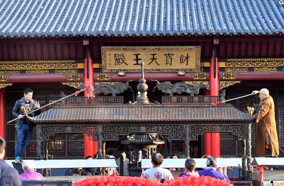 2017年2月11日，正月十五元宵节，也是过年的最后一天。在武汉市汉阳归元寺庙，寺庙的工作人员在当天下午，赶紧清理过年期间大量香客扔在庙里的硬币及纸币。