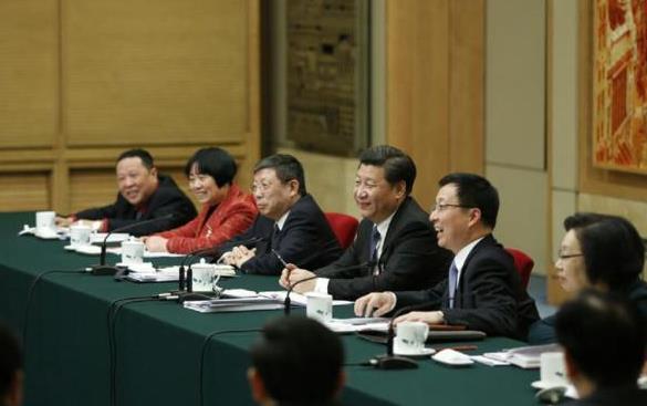 3月5日，中共中央总书记、国家主席、中央军委主席习近平来到他所在的十二届全国人大四次会议上海代表团参加审议。 新华网 图
