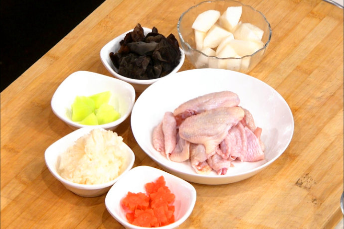 【养生厨房 <wbr>20161027 <wbr>播出】 <wbr>菜名: <wbr>双耳爆凤翅；