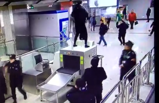 　　市民们见此情景纷纷躲避，巡逻的地铁民警河辅警循声赶来，开始劝说女子：“有什么事我们下来好好说。”但女子丝毫不为所动，继续乱挖，还朝民警的方向猛砸，溅起的玻璃差点伤到民警。
