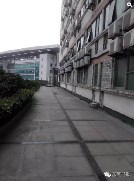 今天（2日）下午2点多，福建泉州市区泉秀街虹景商城小区，一名年轻女子从11楼坠落至4楼的露天平台，当场身亡。记者赶到现场时，现场已被人群层层包围。民警已经封锁了案发楼层和出事地点。
