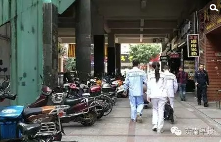 在事发前，他们俩都刚从外面喝酒回来。当时，女子在11楼一直要求其男友回到房间，两人因此发生争执。当该男子回到房间后，二人仍在吵。男子称，其女友是自己跳下楼的，与他无关。目前，该收银员的讲述尚未得到警方的证实。