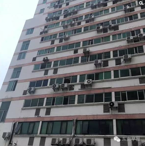 一名自称死者男友的男子称，他和女友两人都在附近一家娱乐城夜场上班，交往才一个多月，因为闹矛盾，导致悲剧发生。据悉，该女子姓陈，山东人，今年25岁，因与男友产生情感纠纷，从房间阳台坠落身亡。