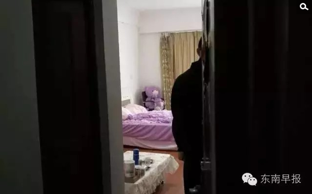 女子男友姓柳，江西人，今年19岁。柳某表示，当时他和陈某都在房间，酒后发生严重的争吵，当时陈某的情绪非常激动，才从房间阳台跳下，他上前阻止已来不及。柳某还称，就在前几周，陈某还以跳楼威胁他与她复合。但是此说法并未得到警方证实。目前，柳某被带到丰泽派出所做笔录，丰泽警方已经介入调查。