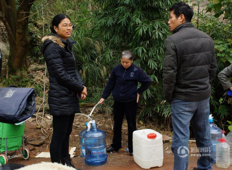 　　在巴南龙洲湾的一个半山腰上，记者找到了这处山泉水的取水点，原来是以前住在这里的村民修建了山泉水蓄水池，后来村民们逐渐搬迁离开，蓄水池却被保留了下来，有爬山的市民无意间发现蓄水池，于是就有越来越多的人拎着桶来取水。