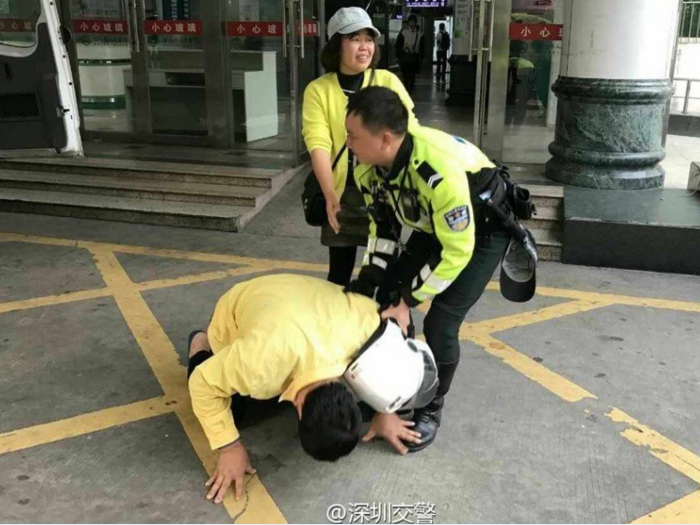 　　12月4日下午，深圳铁骑队成功护送一危急病人到达留医部抢救室，病人家属下跪感谢。