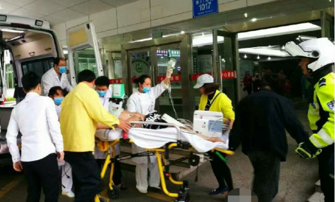 　　12月4日下午16点05分，铁骑队民警艾力军接大队分指挥中心指令，有一危急病人在沙湾医院需立即送往留医部抢救，情况十分危急。