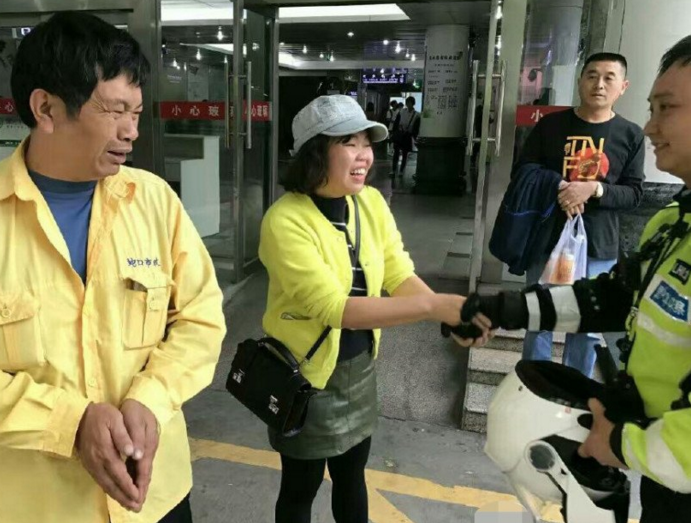 　　民警艾力军迅速带领队员赶往沙湾路进关的大望桥头等候，于16点25分对接到送危急病人的救护车，然后密集的车流中开辟了一条生命通道，极速护送救护车前行，大队指挥室协调放行绿波带、辖区民警全力疏导车流分流。
