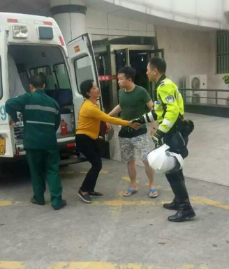 　　据现场目击民众表示，这辆救护车应该走的丹平快速隧道，交警铁骑开路，所有的车都自觉往两边靠，在两排车道中间让出了一条救命通道。我当时就在隧道内。图为家属感谢铁骑队员。