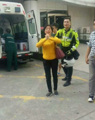 　　图为家属感谢铁骑队员。