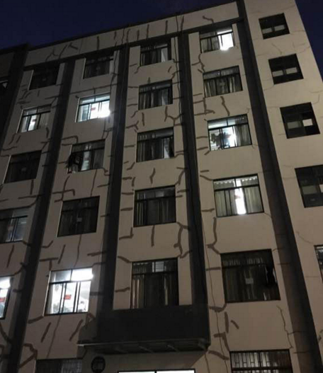 　　针对这一说法，学院宣传部工作人员回应称，宿舍楼是钢架结构，容易裂缝，属正常现象，仅影响宿舍楼外部墙皮的美观，对功能和安全无影响，宿舍楼内部检查未发现裂缝。